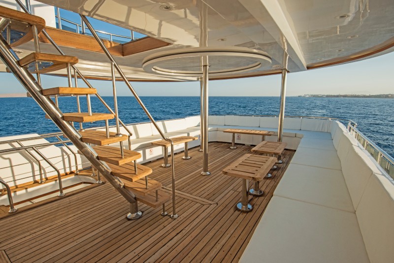 Durable and Low-Maintenance Simulated Teak Surfaces for Boats